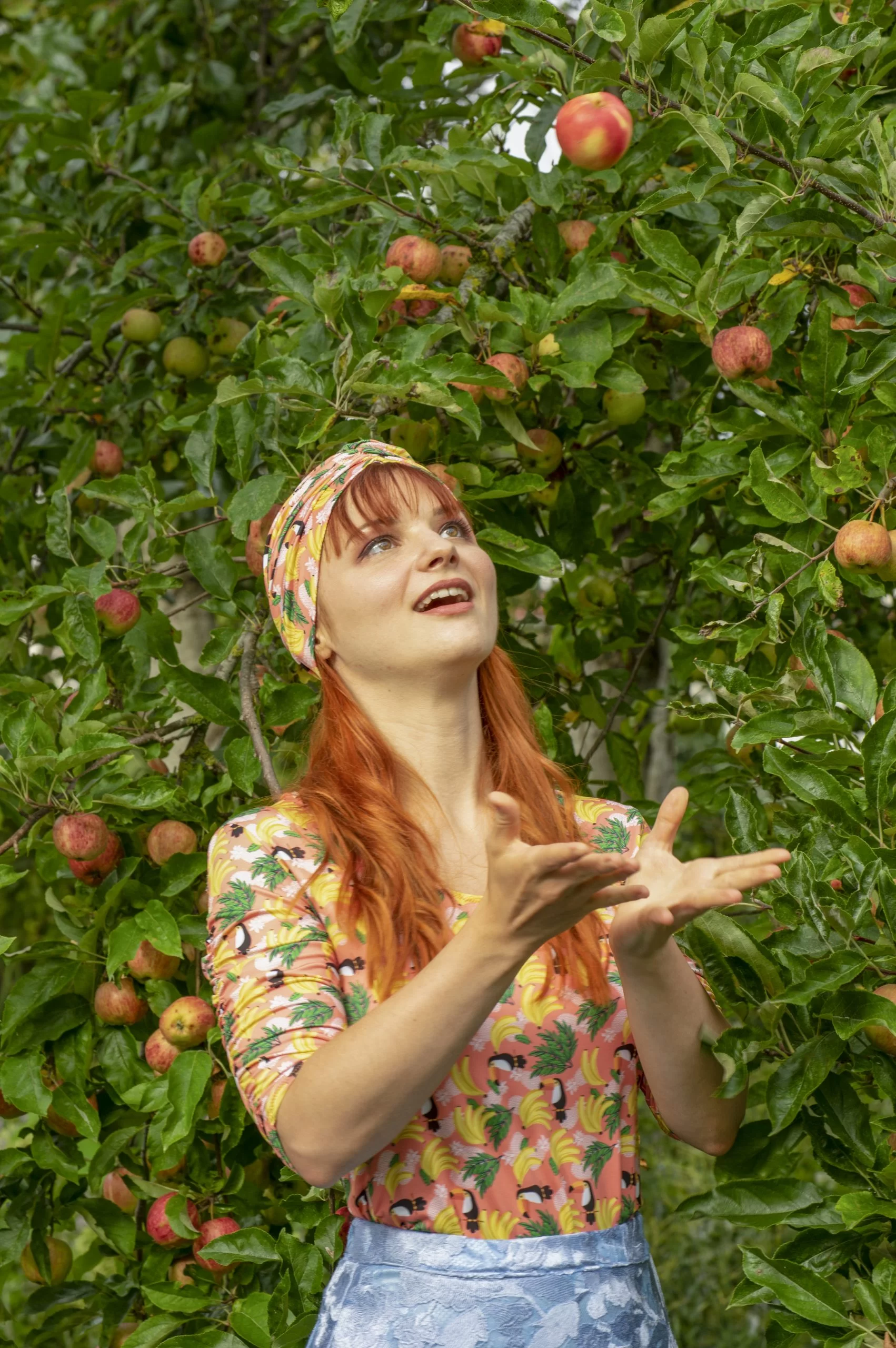 Turban femme made in France en lycra orange imprimé toucans Le toucan au taquet – Image 2