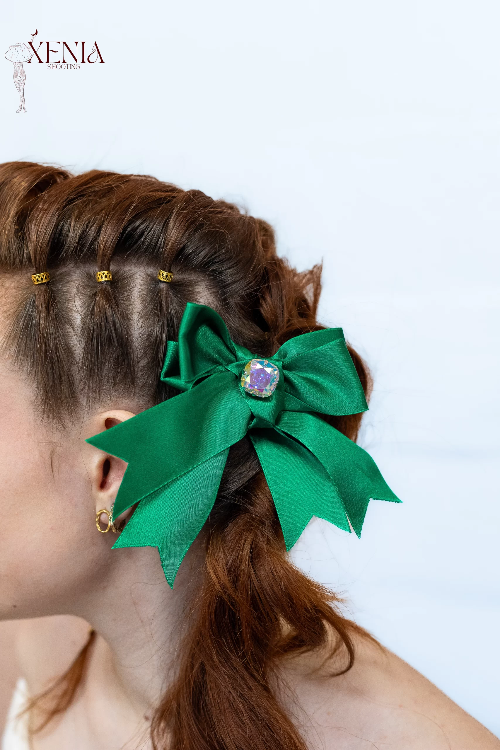 Accessoire cheveux noeud à pans en satin vert avec cabochon central Libellule