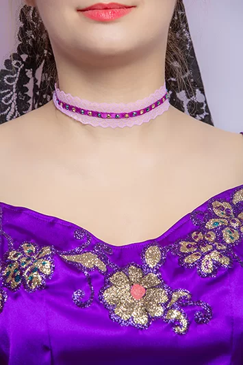 Collier Vanessa fait main en ruban de satin violet dentelle mauve et strass or et verts