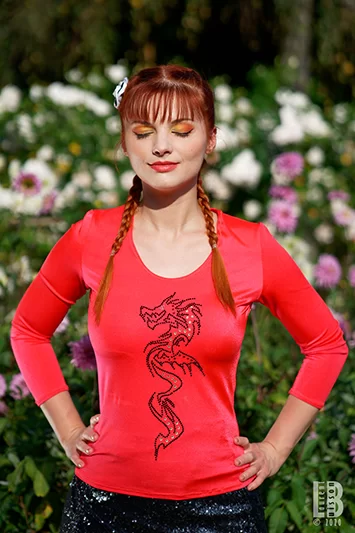 Haut pour femme rouge avec dragon en strass Swarovski noirs Mushu